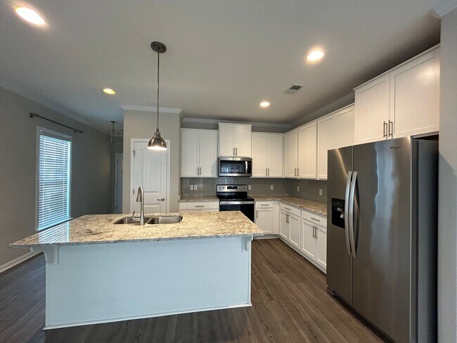Building Photo - Spacious End Unit in Prime Location!