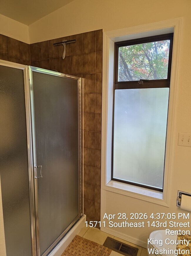 Building Photo - Renton - 4 bedroom 2.5 bath rental home - Custom home with large rooms - Available July 5th 2026