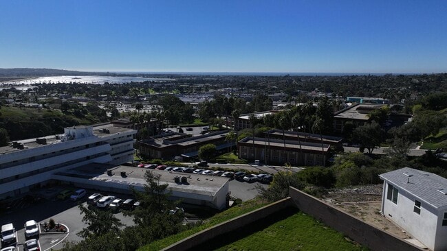 Building Photo - Freshly remodeled, 4 bedroom 2 bath house ...