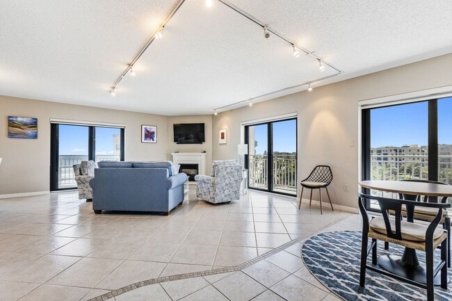 Building Photo - Fully Furnished Beautiful 2 Bedroom Seasca...