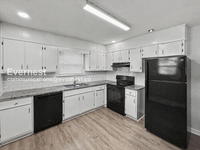 Building Photo - 2 Bed, 2 Bath Home with Fenced Yard & Garage / Pet-Friendly / Available Now!