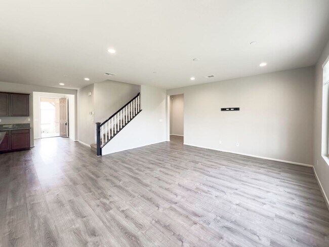Building Photo - Beautiful 2 Story 5 Bedroom SOLAR Home + L...