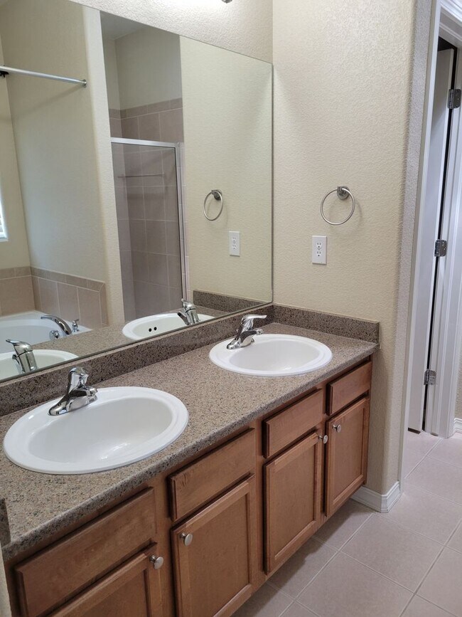 Building Photo - 4 Bed 3 Bath home with A/C and a gas fireplace, Available 5/8! - MileStone Real Estate Services