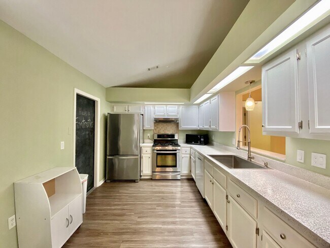 Building Photo - Charming 4BR Home in Haile Plantation with...
