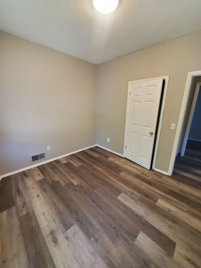Building Photo - 505-507 W. Burleigh St. (Townhouse)(ACE PR...
