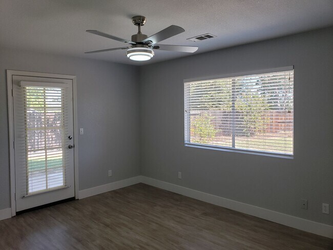 Building Photo - 586 Springer Dr