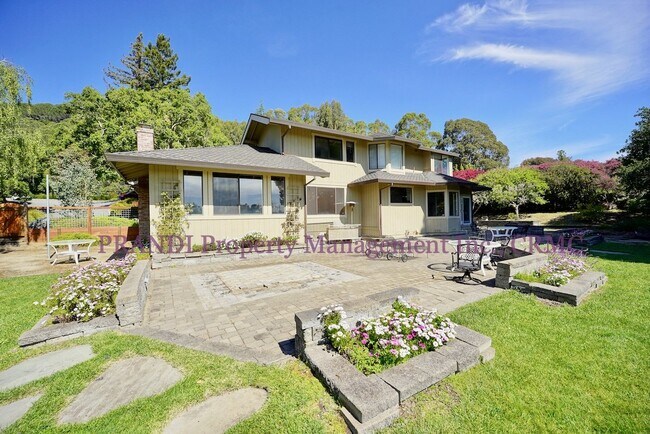 Building Photo - Spacious Glenwood Oasis with Acre of Land!