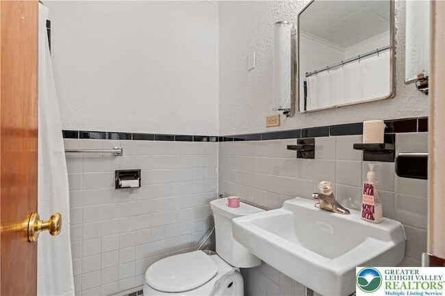 Building Photo - 732 N St Lucas St