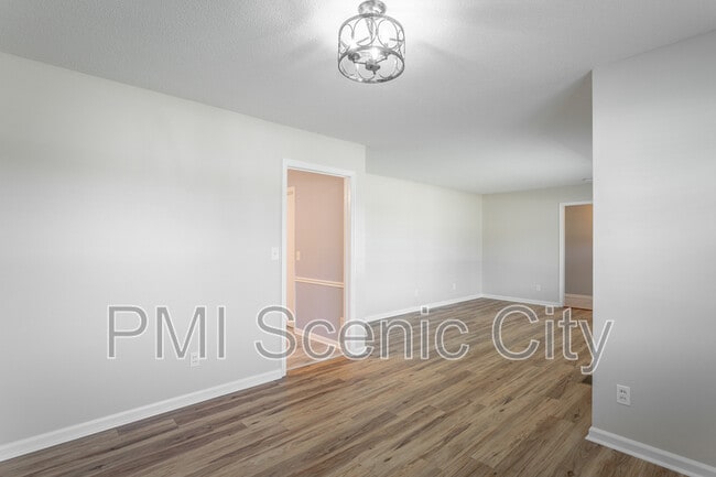 Building Photo - 8140 Holly Crest Dr