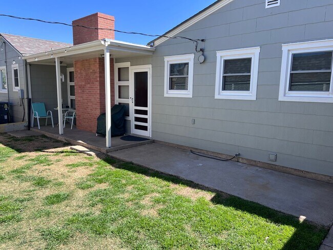 Building Photo - Immaculate renovated Mid Century with all ...