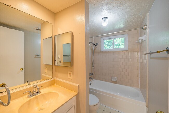 Building Photo - 10422 Gulfstream Ln