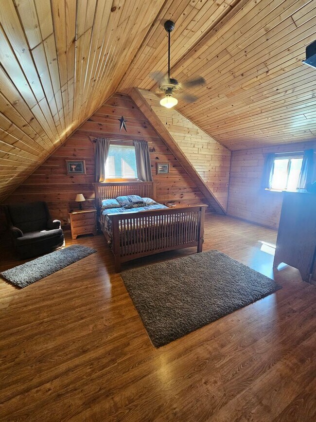 Building Photo - 2 Bed / 2 Bath Fully Furnished Cabin House...
