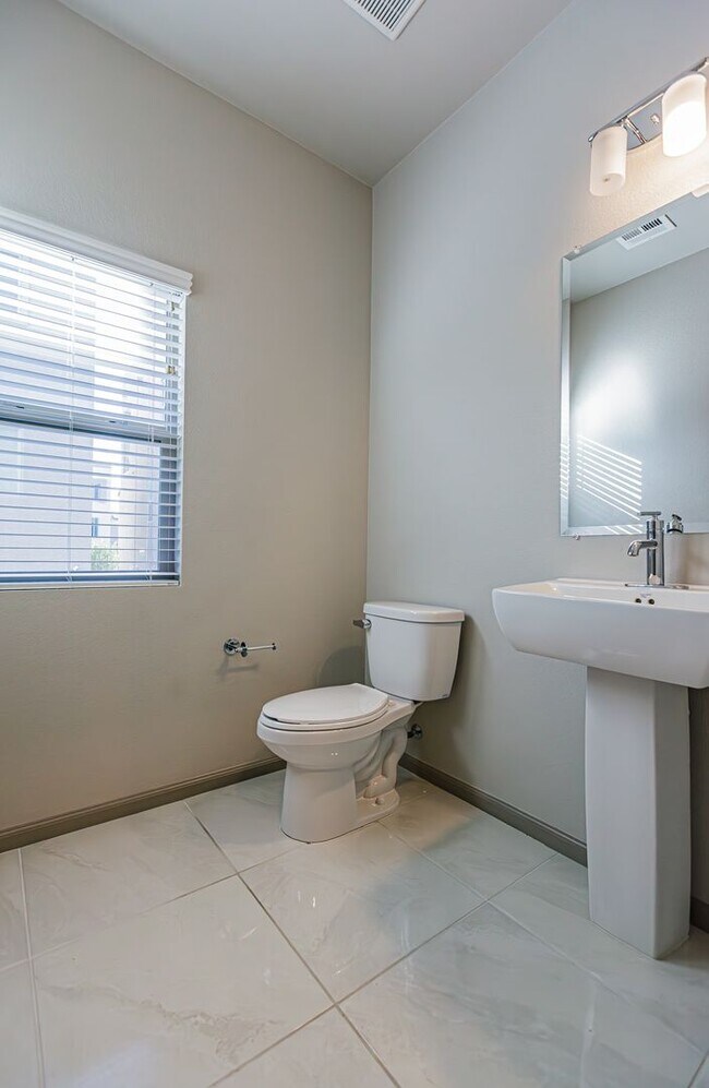 Building Photo - Rooftop Balcony