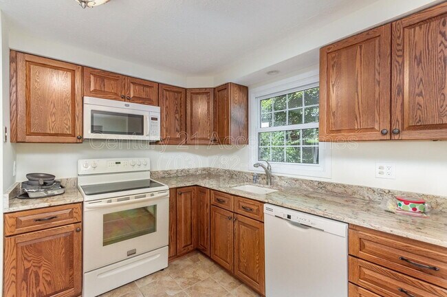 Building Photo - 7690 Middle Valley Dr