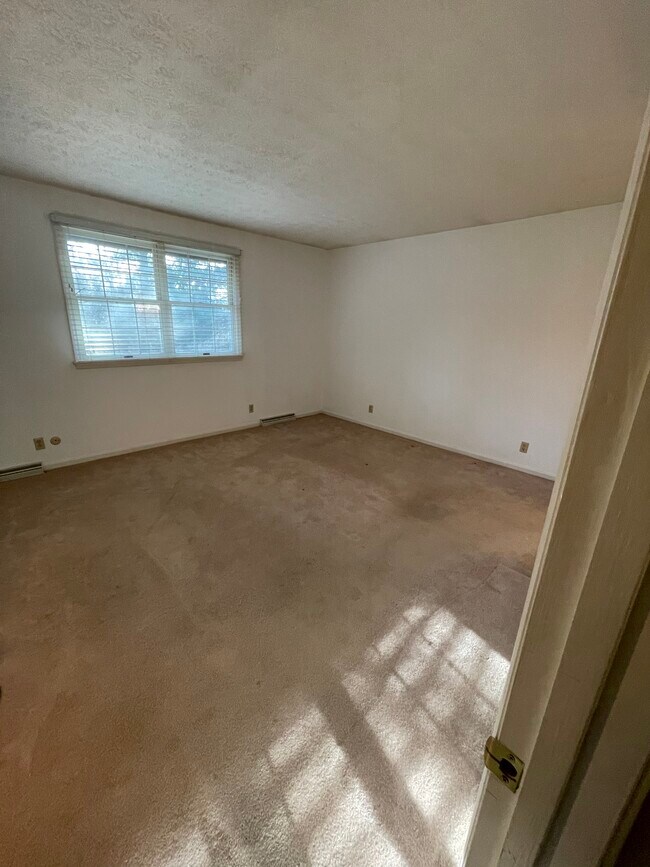 Bed 2 - 9548 Miamisburg Springboro Rd