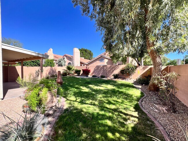 Building Photo - Ahwatukee Charmer!