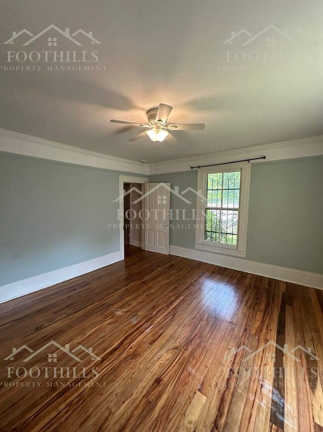 Building Photo - Charming 4-Bedroom Single Family House Nea...