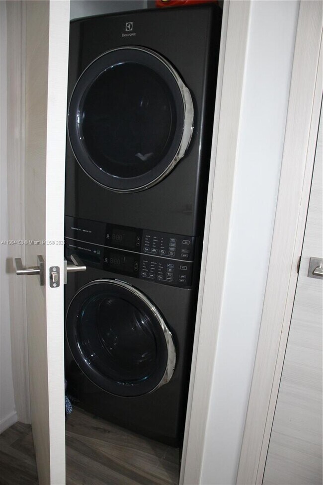 Building Photo - 801 S Miami Ave