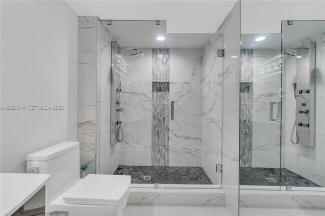 Building Photo - 1155 Brickell Bay Dr