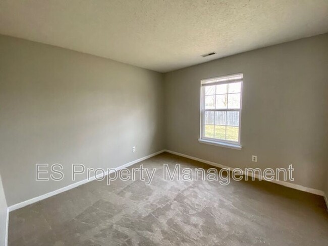 Building Photo - 310 Lockerbie Ln