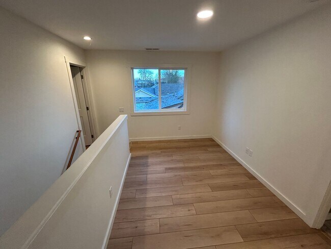 Building Photo - 4 bedroom, 2.5 Bath In Carlton- Great Location!