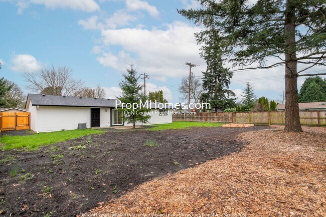 Building Photo - Newly Updated 3 Bedroom Aloha Home - Huge Yard!