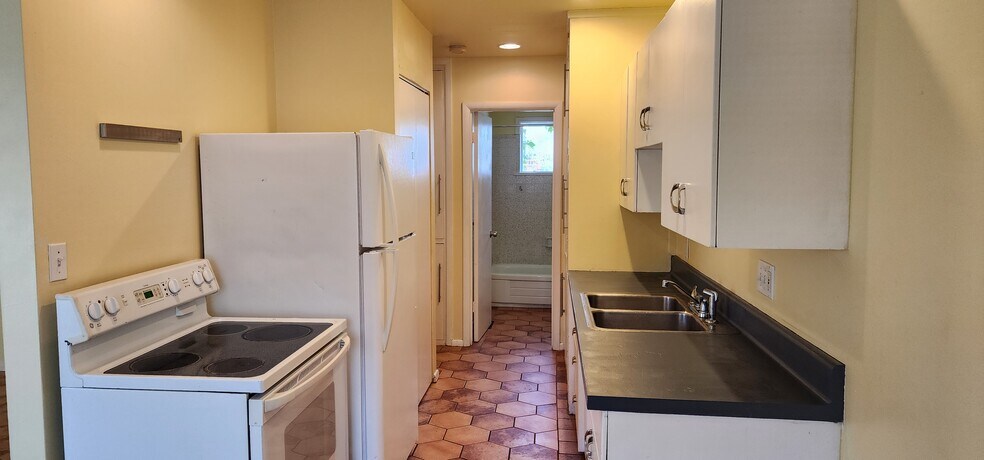 Kitchen - 907 E Laird Ave