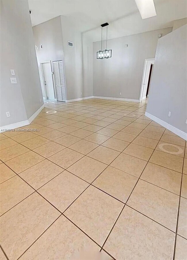 Building Photo - 14001 Oak Ridge Dr