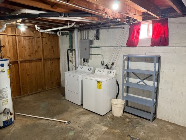 Building Photo - 3-Bedroom Home with Garage & Basement – Easy Access to Dodge St. | 1,040 SF