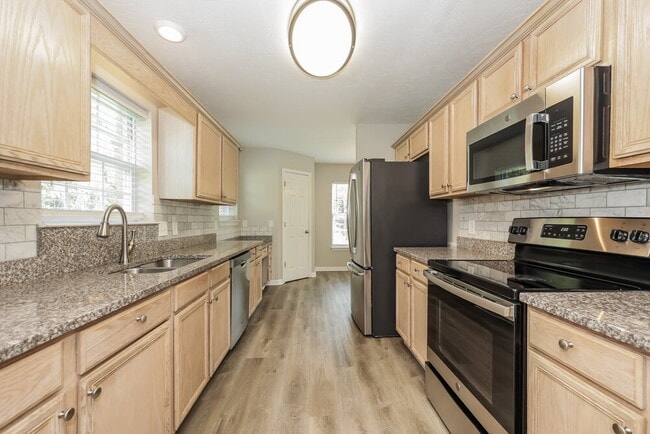 Building Photo - 200 Lake Forest Dr