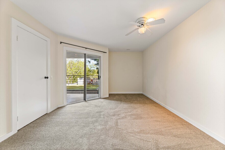 Bedroom with balcony - 1759 Silverwood Ter