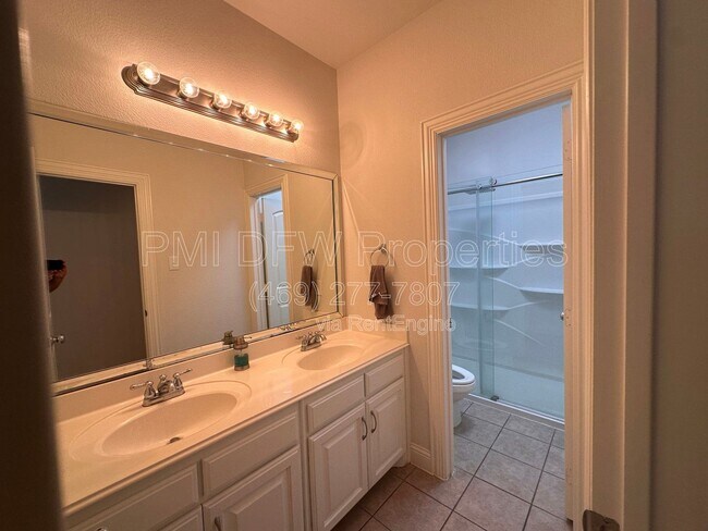 Building Photo - 2610 Meadow Ridge Dr