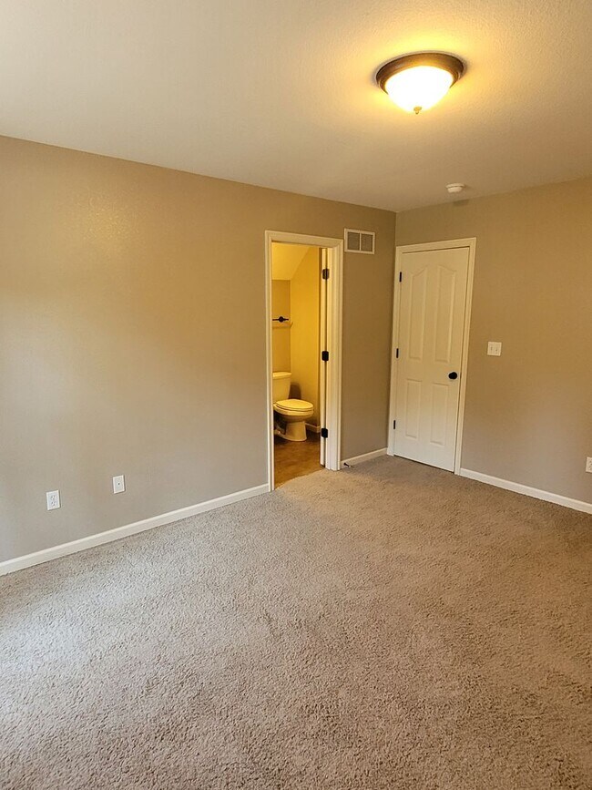 Building Photo - 3 Bedroom 2.5 Bathroom Home