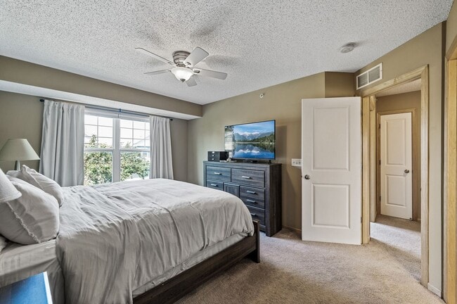 Building Photo - Spacious 3-Bedroom Townhome in Prime Savage/Prior Lake Location