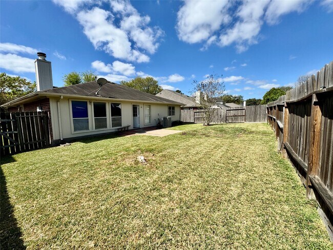 Building Photo - 16214 Mission Glen Dr