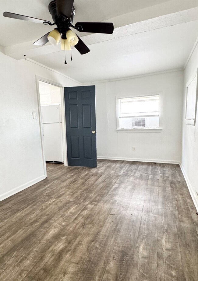 Building Photo - 910 N 67th St