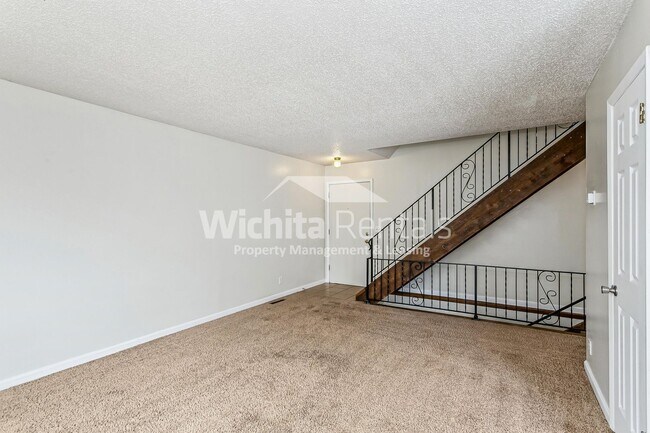 Building Photo - 2303 S White Oak Dr