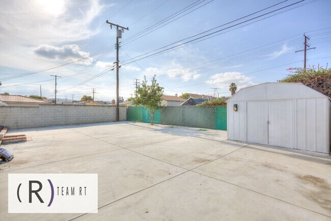 Building Photo - Contemporary Newly Renovated 3 Bedroom 2 Bathroom Residence
