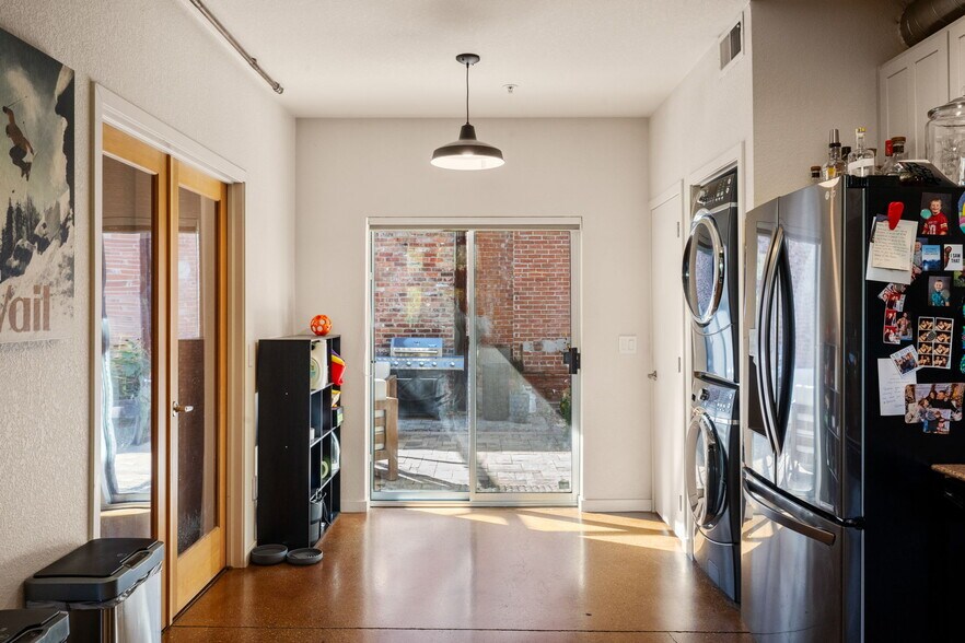 Building Photo - 3033 Blake St