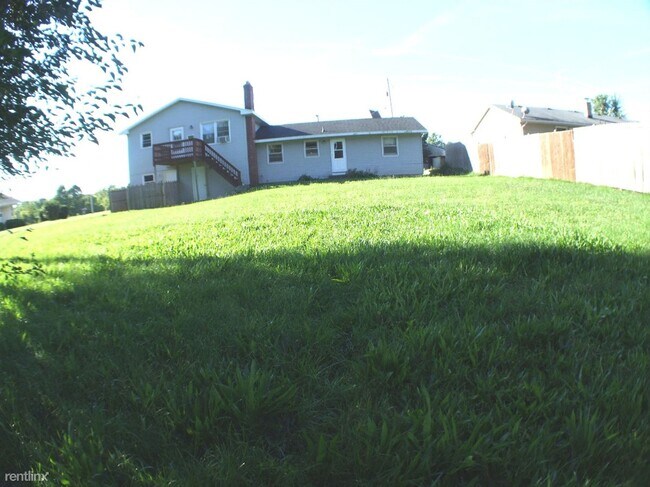 Building Photo - 2 br, 1 bath Duplex - 1985 52nd St SE