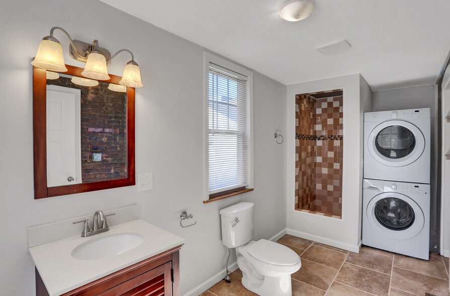 Building Photo - 605 Grace St