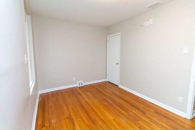 Building Photo - Charming 2 Bedroom 1 bath Row near Rittenh...