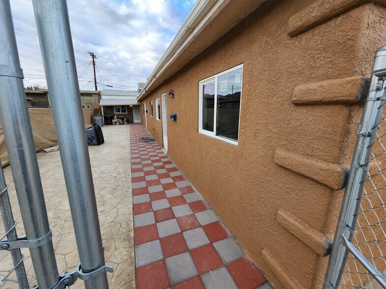 gated - 3919 Lincoln Ave