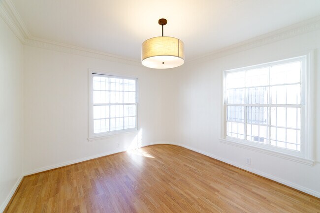 Building Photo - 452 S New Hampshire Ave