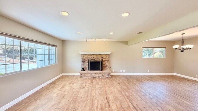 Building Photo - Lovely Single Story Home, Great Neighborhood, Amazing Yard Space, Close distance to Downtown Fall...