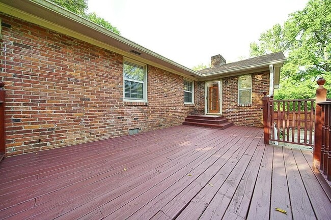 Building Photo - Beautiful 4-bedroom, 3-bathroom home located in the highly desirable Crieve Hall area!