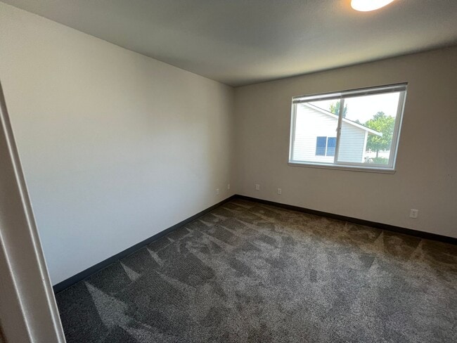 Building Photo - 806 E White Birch Ave