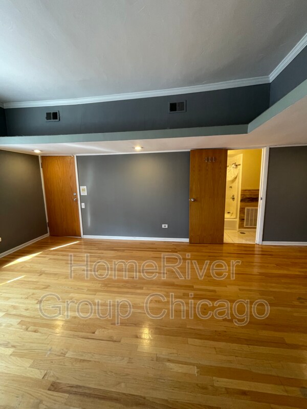 Building Photo - 1039 N La Salle Dr