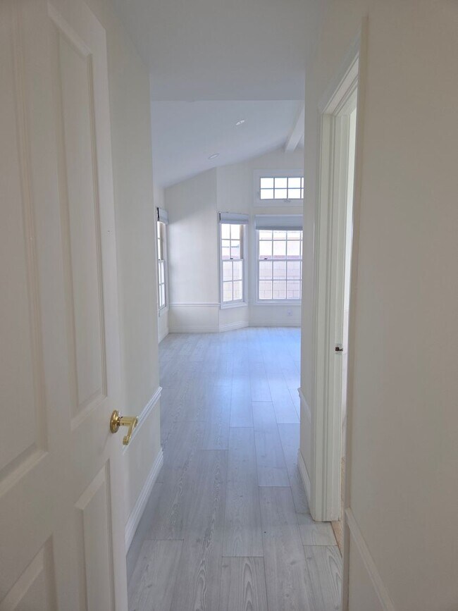 Building Photo - 4 Bedroom 2 baths remodeled home