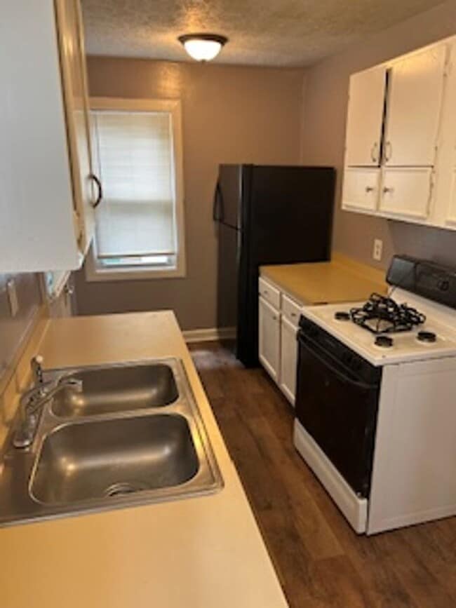 Building Photo - 2 Bedroom 1 Bathroom Home Available Now